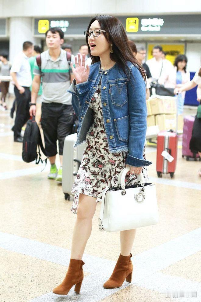 54岁杨钰莹增重之后样貌大变！牛仔外套搭配碎花裙洋气温婉，气质反差满满差点认不出