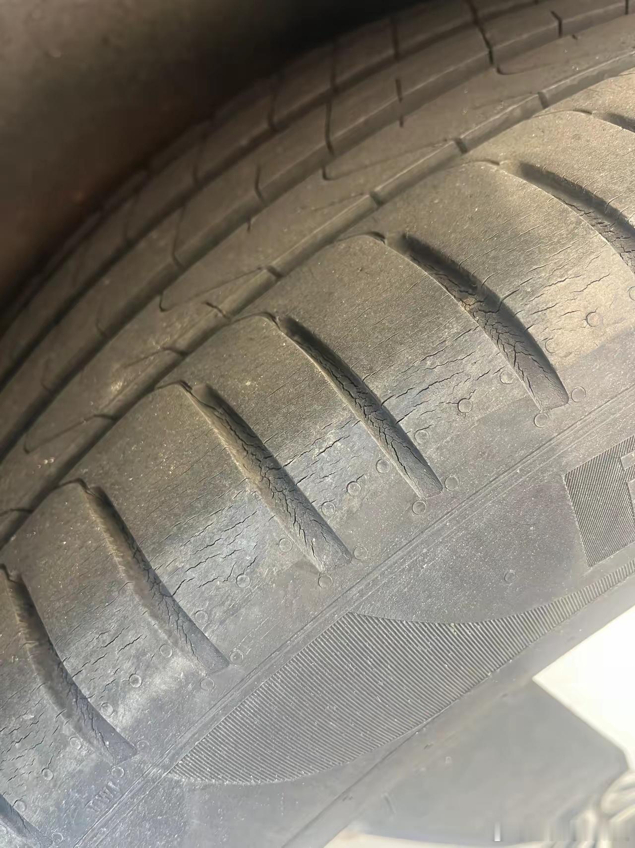 开了4年的大众途观L，里程数到45000公里啦。最近看见轮胎上竟出现裂纹，这情况