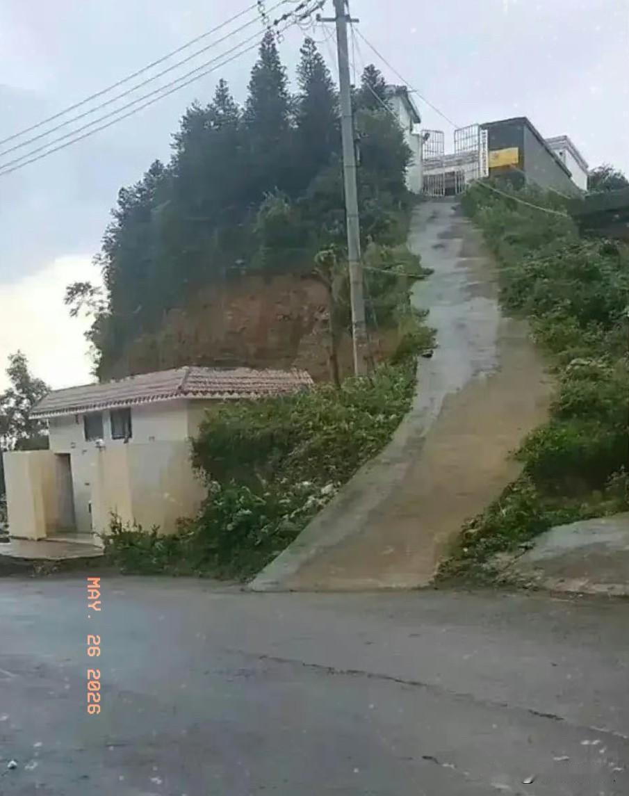 有一户人家住这么高，车要是能开上去估计都得会飞檐走壁了吧？！