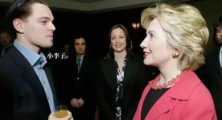 全场的镁光灯，都干不过她眼里的那束光。直勾勾地，射向一个20来岁的金发男模。