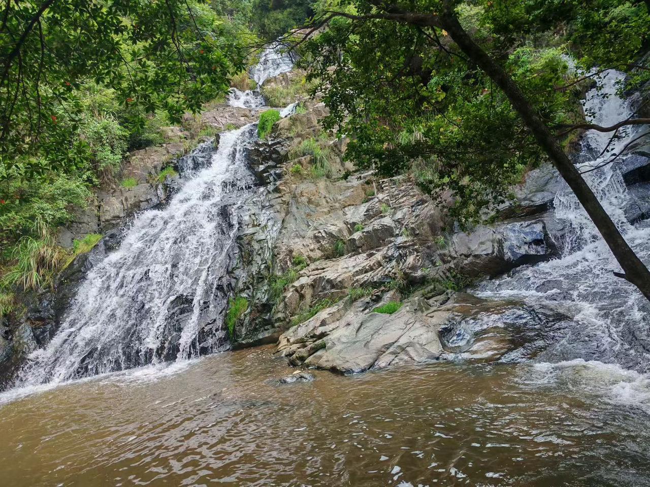 非常遗憾，去了一趟竟然忘记是什么地方了。在那里感受到风景如画，如入仙境；瀑布直