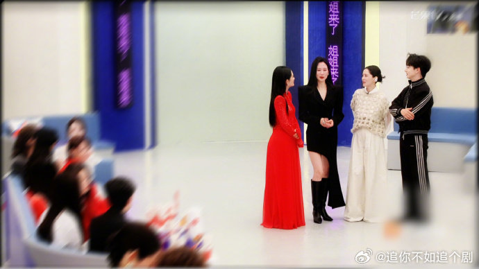 温峥嵘海清第一次同台两位姐姐这么多年的神仙友情，终于在浪姐舞台上合体了，这画面一