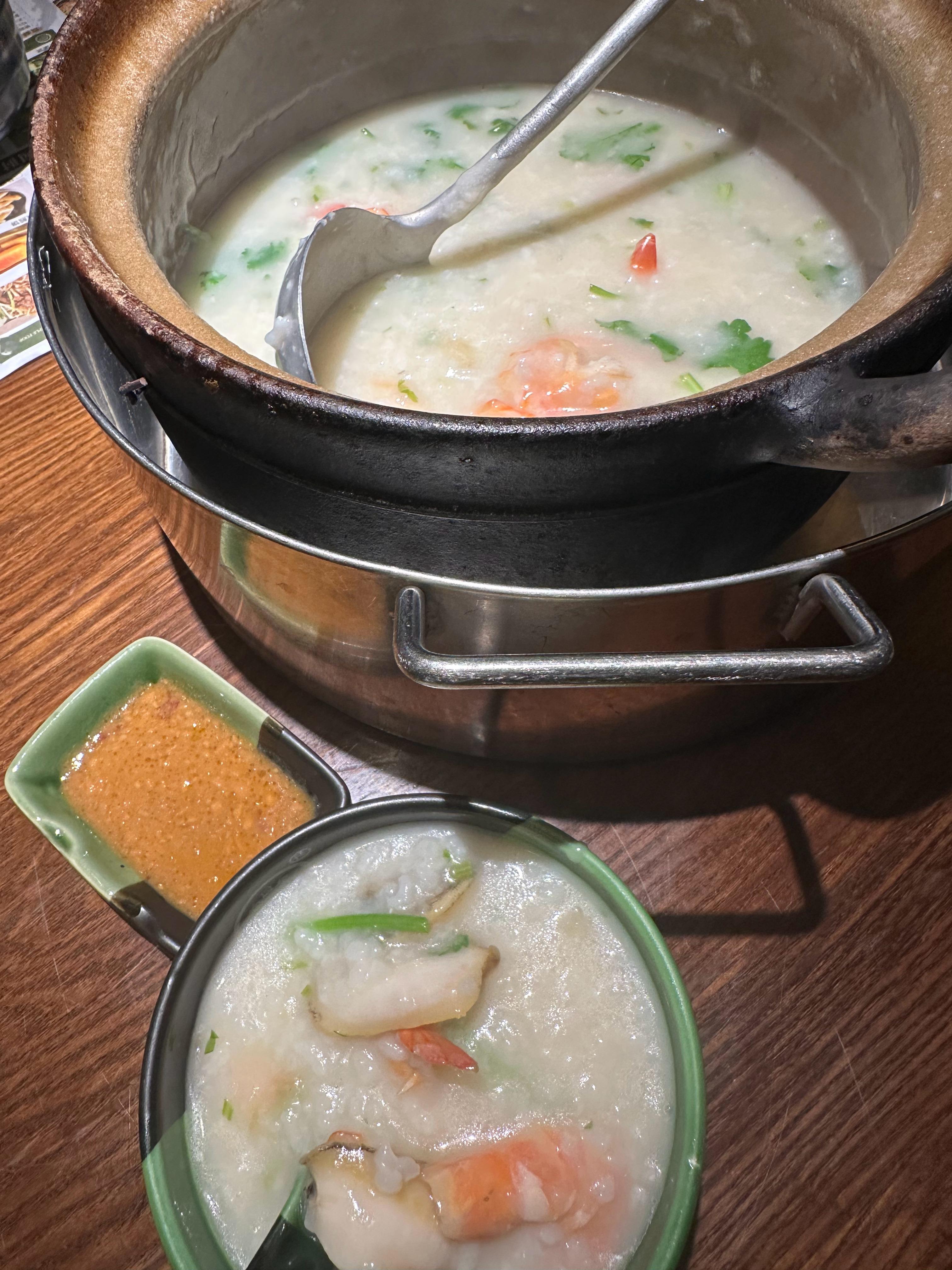杭州大暴雨，飞机延误了，落地深圳直奔粥店先来顿夜宵，粥很鲜！这个豆腐蘸韭菜白水，