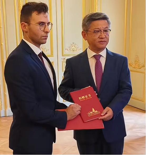 后续来了！马库斯捐赠完照片后并没有获得大家所期待的国瓷礼，而是获得了大使馆颁