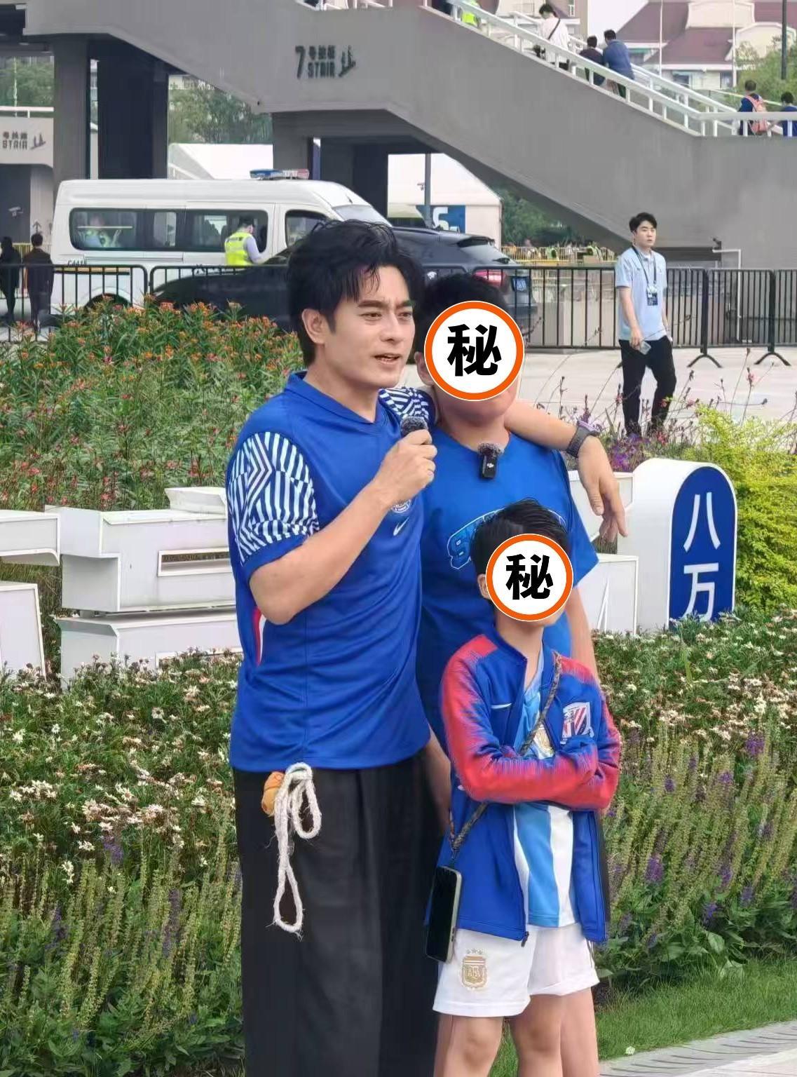 【演员陈龙“八万人”看申花】刚刚，申花对阵津门虎的赛前，我们看到了上海籍演员陈