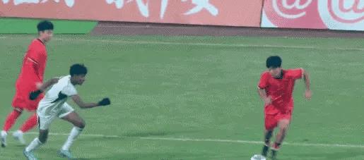 邝兆镭本场比赛面对本组实力最强的孟加拉时展现了自己对于国少09这支球队的价值，三