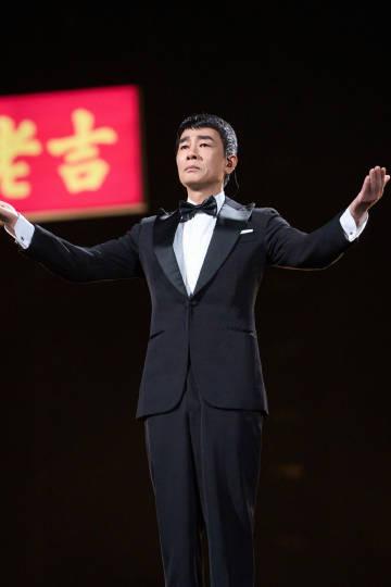 陈小春真性情！拿了披哥大满贯，激动失控了，又是哭，又是在舞台上砸东西、踹披荆斩棘