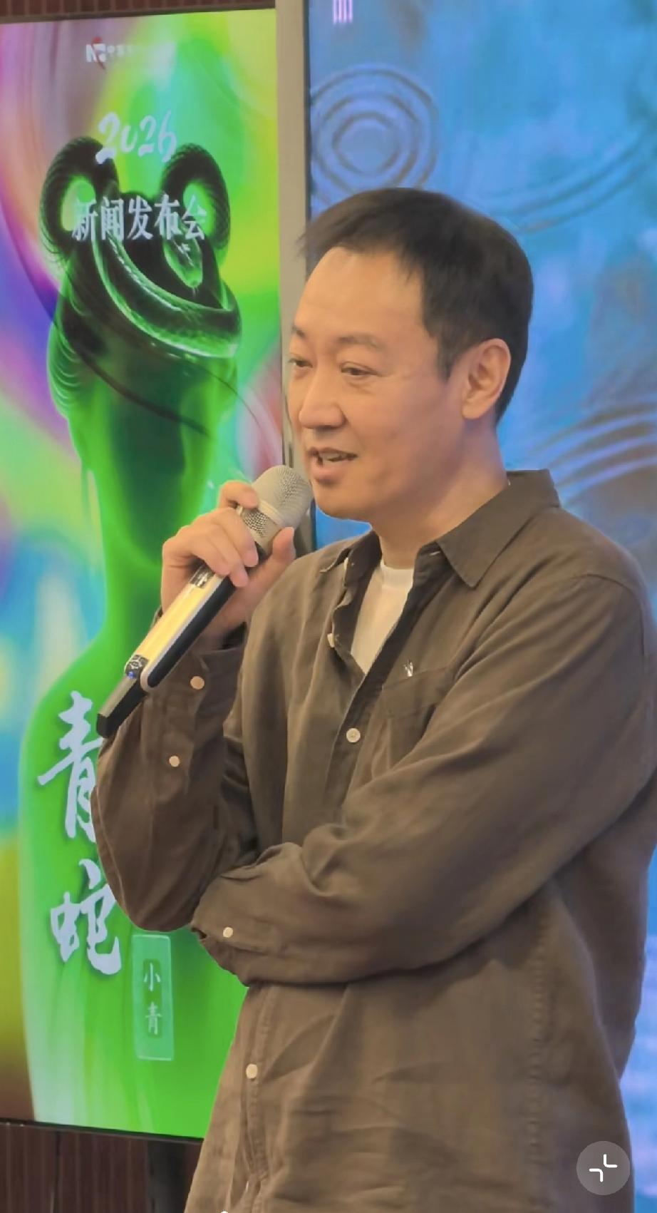 5月8日，辛柏青在北京国家大剧院登台谈话剧《青蛇》复拍的感受，他把帽子摘了下来，