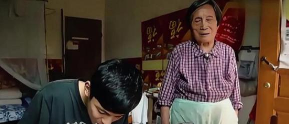 79岁的奶奶白中廷，为了落榜的孙子王润泽，干了件所有人都觉得“荒唐”的事：她瞒着