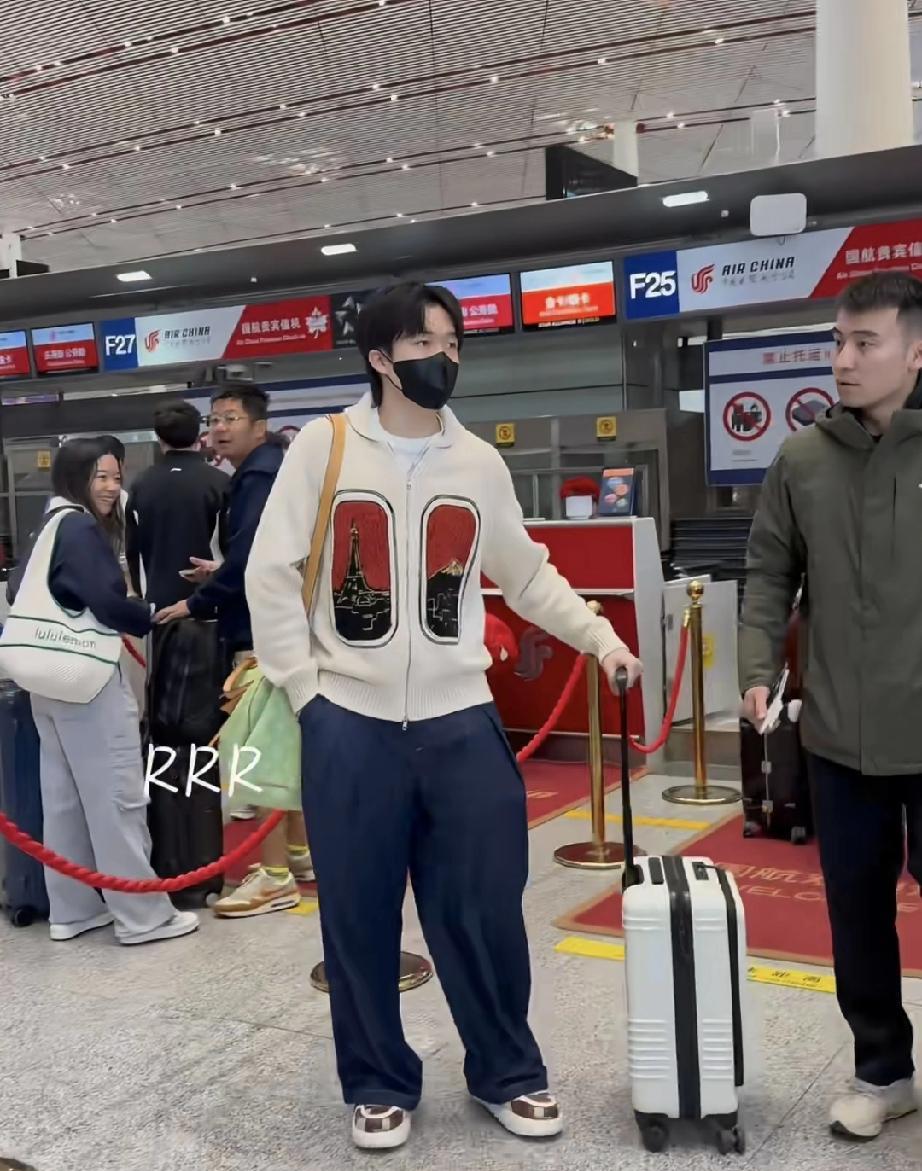 国乒出发了印度了头哥今天的穿搭很养眼，KENZO白色外套，LV浅绿色背包，青春