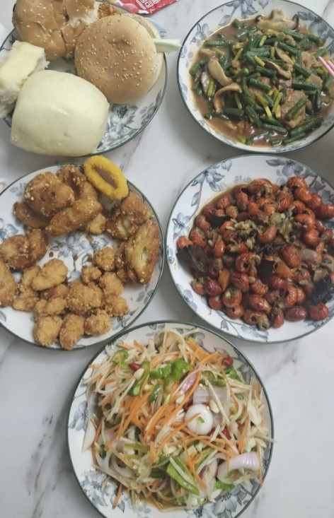 我本家有个姑姑，一辈子未婚却带大了7个孩子，临老钱花不完，好吃的吃不完，好衣裳换