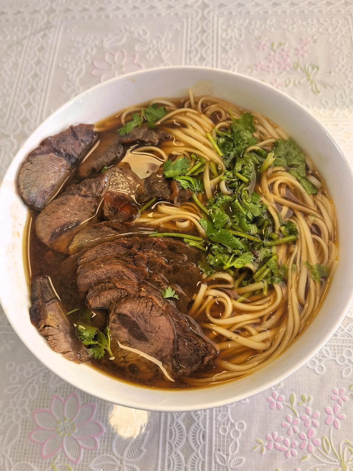 出来做保姆的第10天。雇主一家都去亲戚家吃饭了，中午我一个人吃饭，雇主说让我自