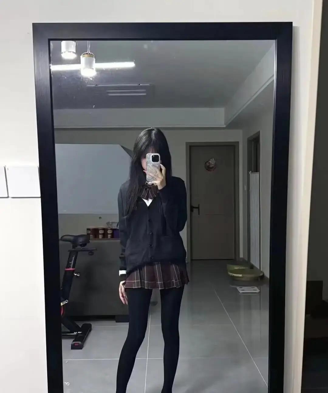 女生第一次约会就被男生强吻还伸手往裙子里摸，她当场推开。第二天男生发微信骂她矫