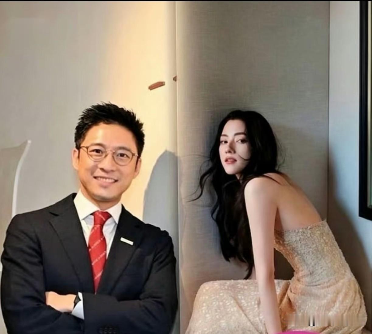 看来郭晶晶这个大嫂又要忙了了今天香港某记者问霍震霆儿子霍启山与娜然的婚讯时