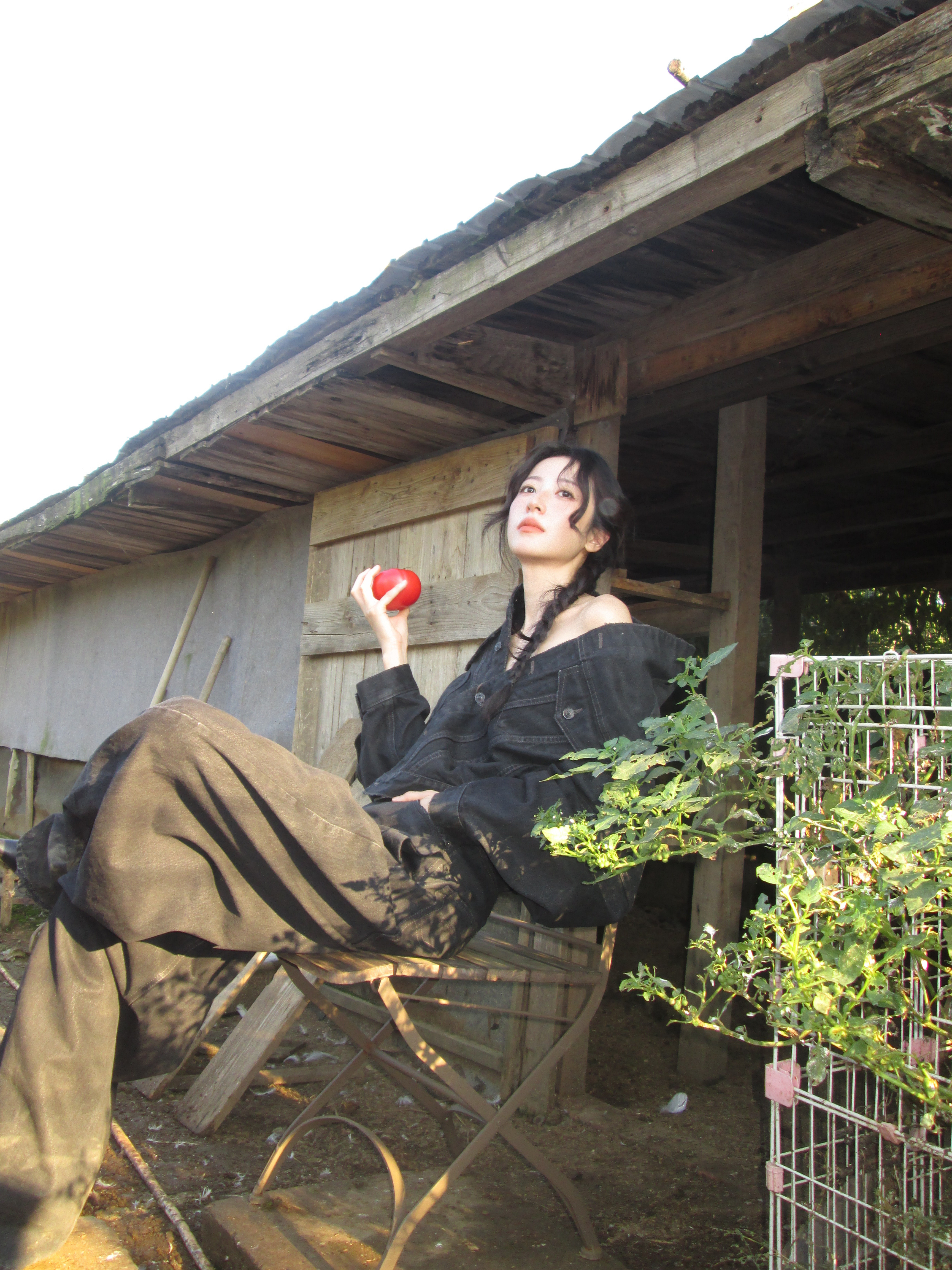 垄上秋芜 自在漫游每一帧都是无拘的独白▸ 一些秋野碎片🍂#周雨彤# 📷  #SoFigaro周雨