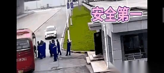 队伍排得整整齐齐，前面公交车的门刚“呲”一声打开，第一个人半只脚都踏上去了。就