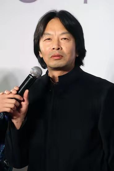 刘震云曾说过一句戳破无数人心的话：“穷，不是因为你懒，也不是因为你没本事；而是因