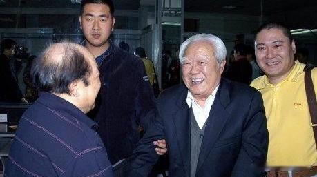 师父去世，两个徒弟轮番打幡。这本来不算新闻。新闻是，苏文茂当了一辈子常宝堃“唯一