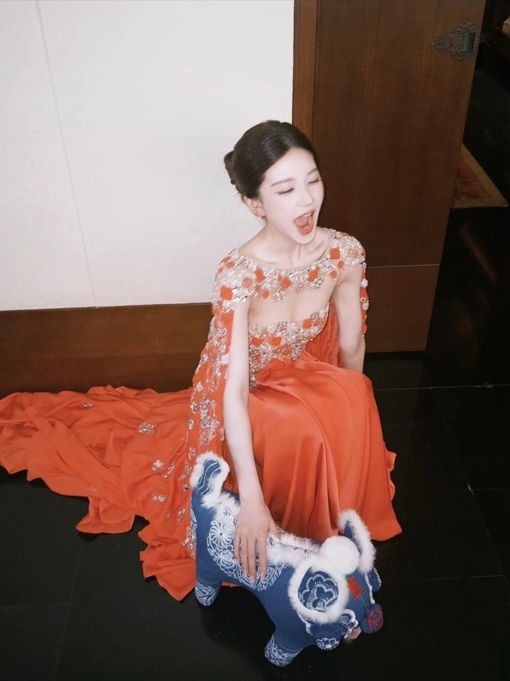 鲜活的玫瑰🌹赵露思