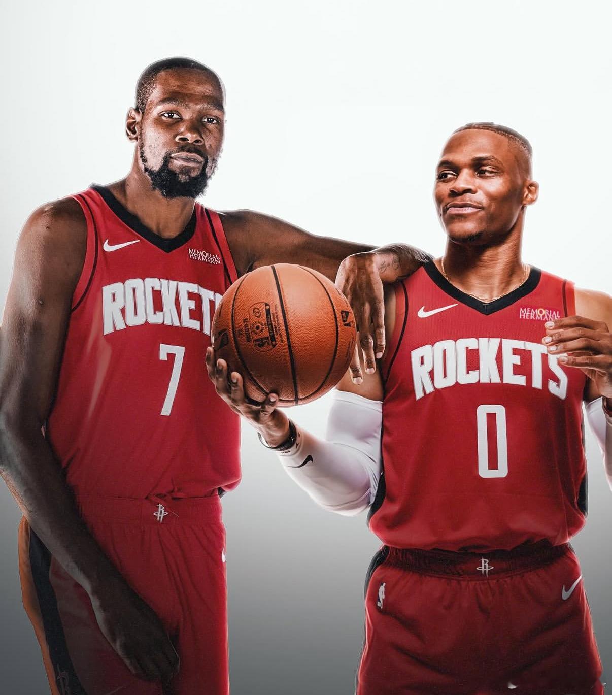 杜兰特表示愿意与老队友威少重聚！当在节目中被问及威少再度联手的可能性时，杜兰特表