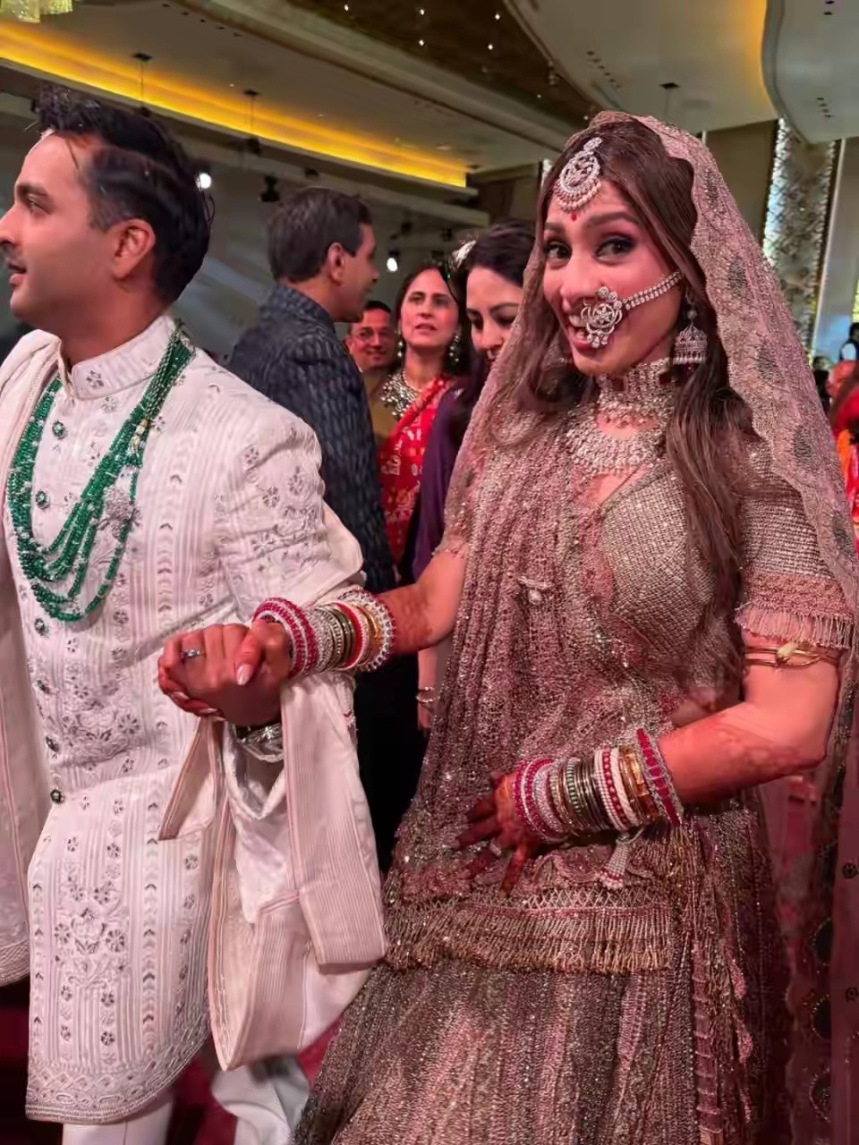 印度首富的41岁外甥大婚，新娘引关注，妮塔和儿媳同戴祖母绿捧场