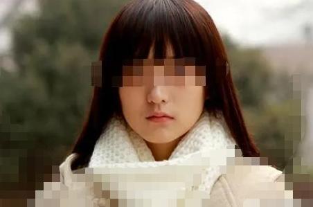 河北一83岁大爷，让25岁女村民帮其设置刚买的手机，不料，大爷趁女村民不备突然伸