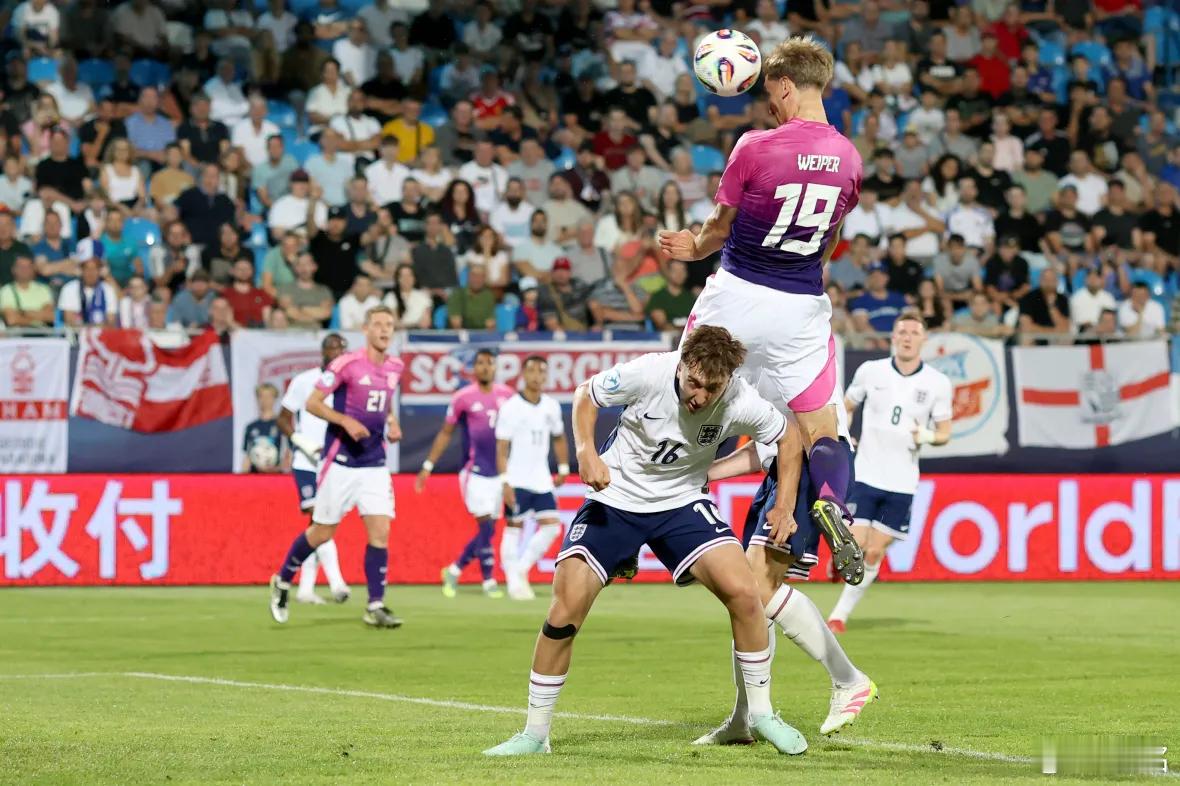 英格兰U211-2输给德国，英格兰U21小组赛一胜一平一负，小组第二出线，四分