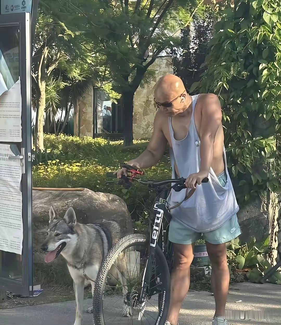 我还以为他塌房后，直接跑国外躲清静去了。结果一看，人家在云南大理的小镇上，日子过