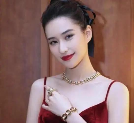 做梦也没有想到，同样都是赌王的女儿，何超莲居然是当中混得最差的。 作为二房的