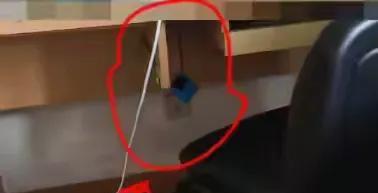 上海，一男博士一觉醒来，发现自己桌子下，有个蓝色的充电宝，连着一个摄像头，正对着