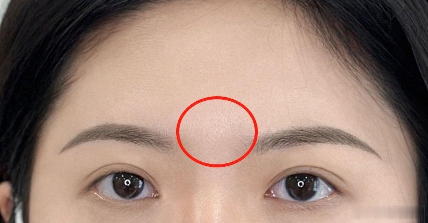 喜欢独处看面相:看眉头跟山根。如果眉毛之间比较开阔，印堂比较宽，或者两条眉毛比较