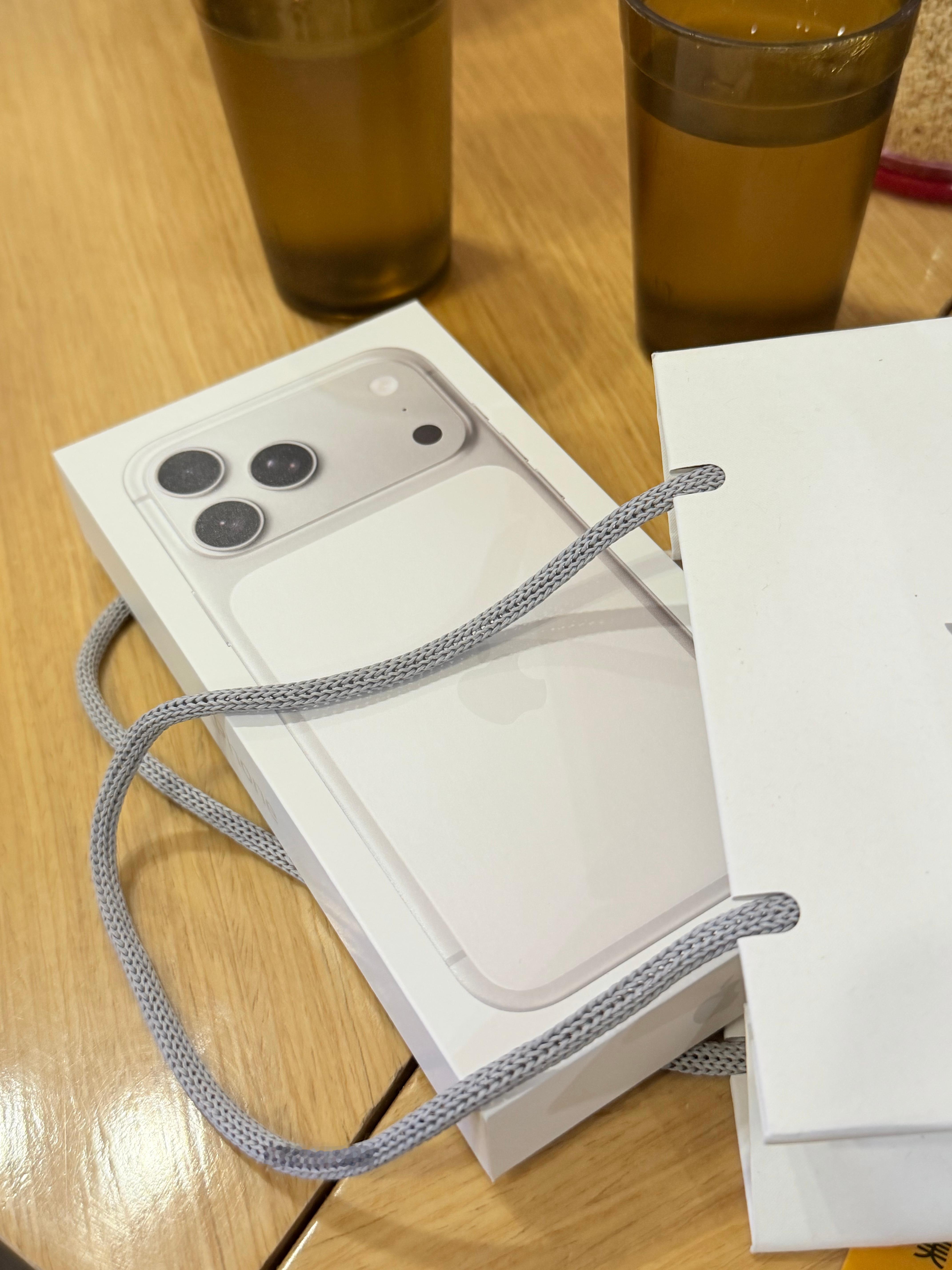 刚刚又全款拿下iPhone17promax，这个银色还不如叫白色～