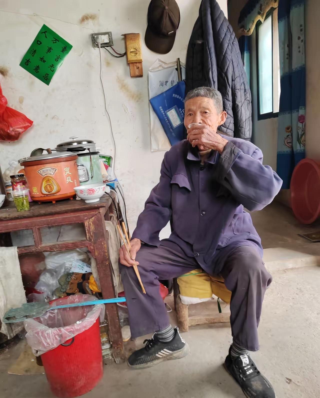 晚年最高级的养生：我的堂哥今年九十四岁，住在孝感双峰山脚下农村，还种了一块