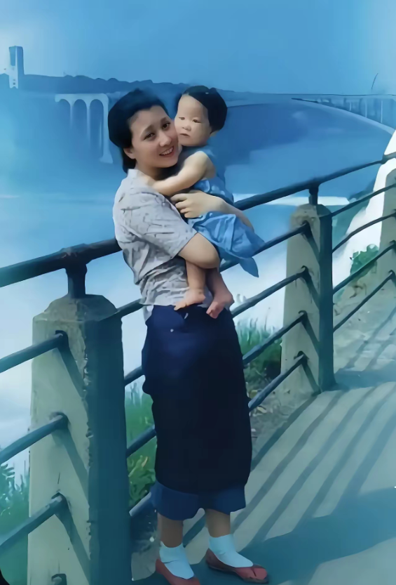 钱学森钱老的夫人蒋英年轻时真的是个大美人，面容姣好皮肤白皙身材一流，而且还有美人