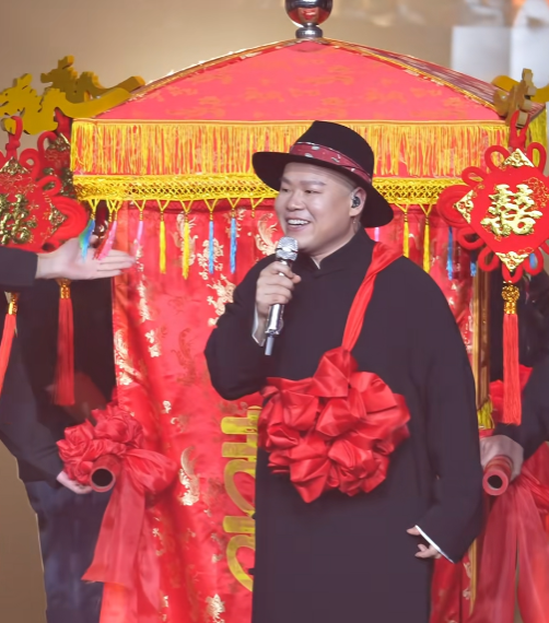 岳云鹏在演唱会上“迎娶”孙越，笑翻了全场观众；可怜了抬轿的轿夫，足足6个人用钢管