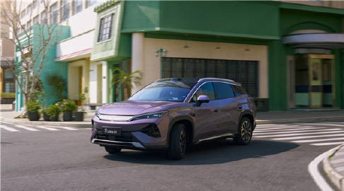 比亚迪宋UltraEV上市首周订单破万，累计达37,216台。全系后驱，提供2