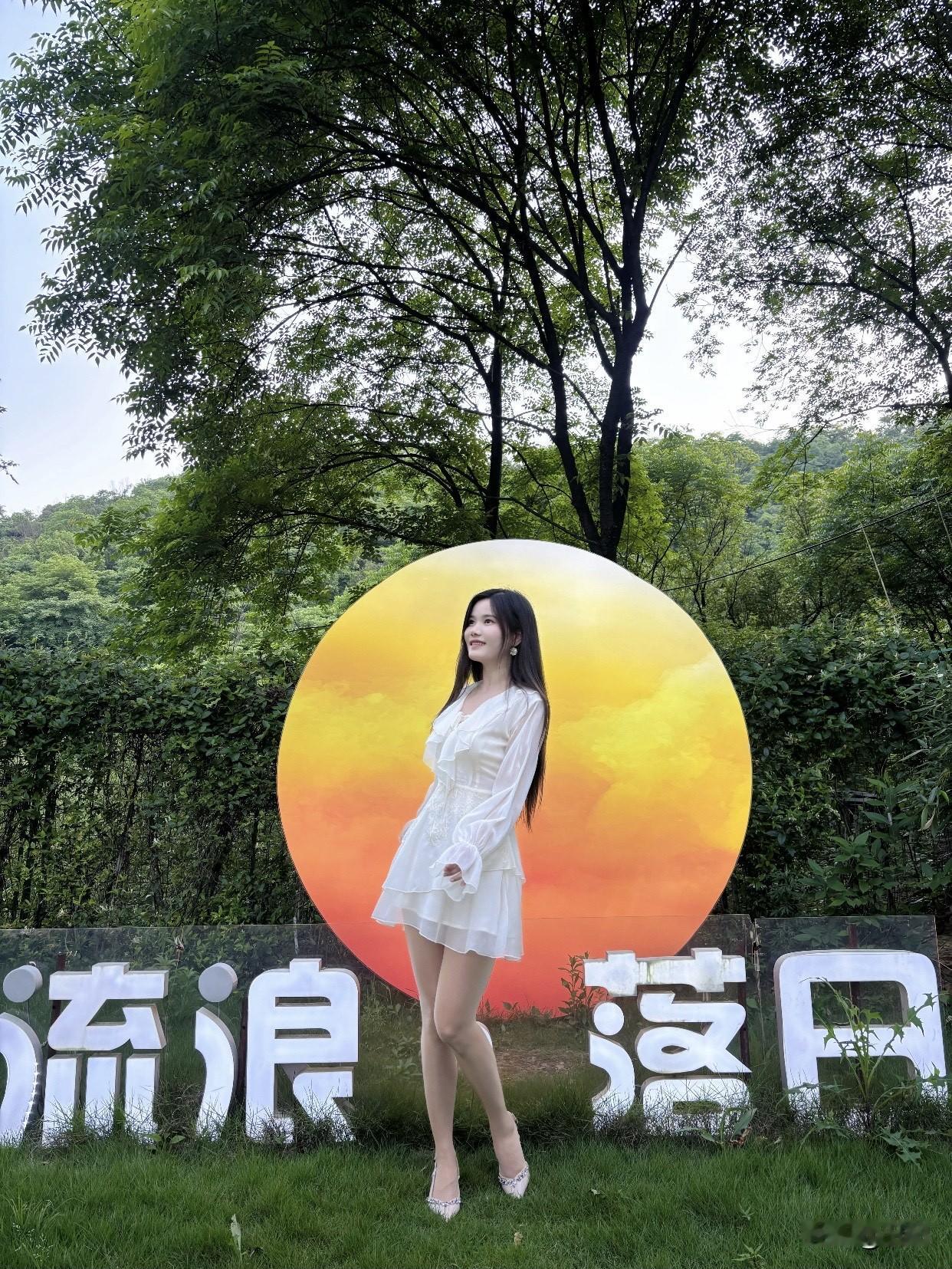 出发吧趁现在夏日午后，白裙飘飘，静享自然之美。