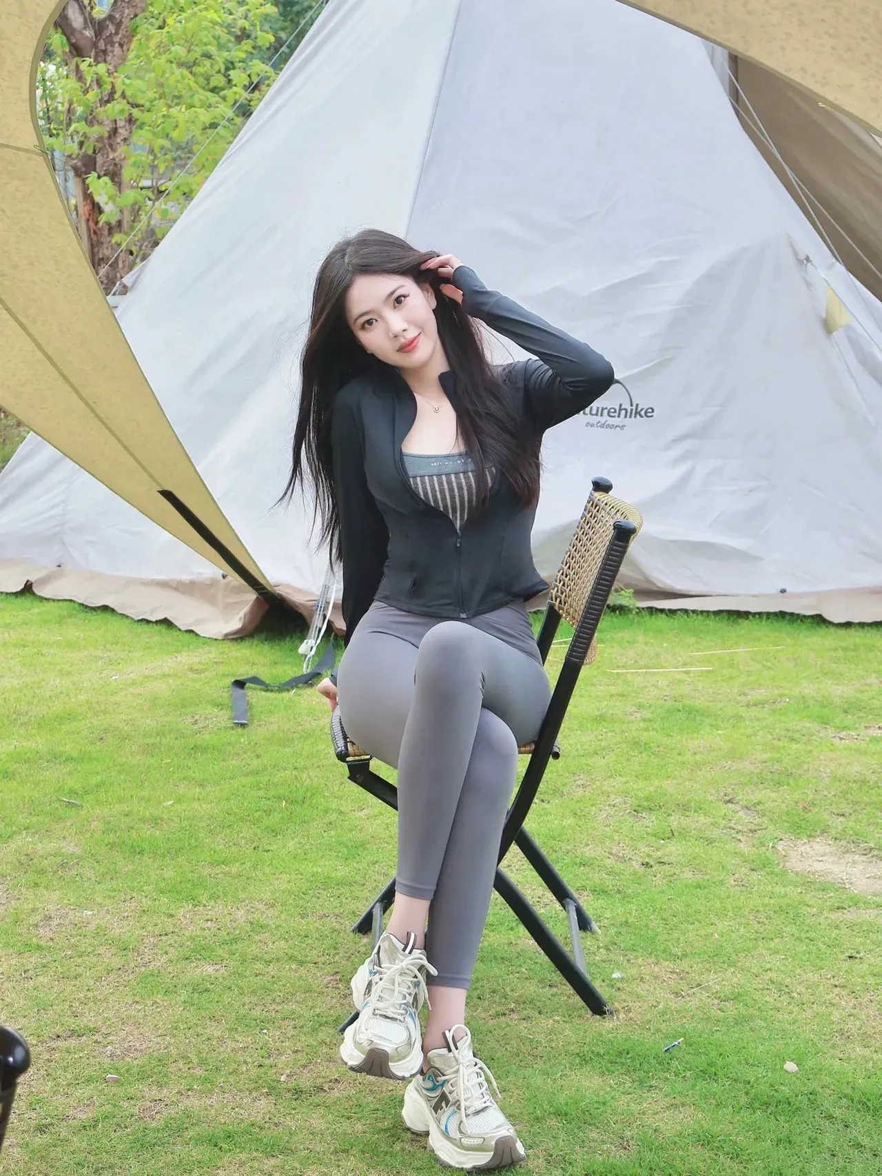 她们个个活力满满，时尚感爆棚，在户外阳光下肆意绽放着自信与美丽。无论...