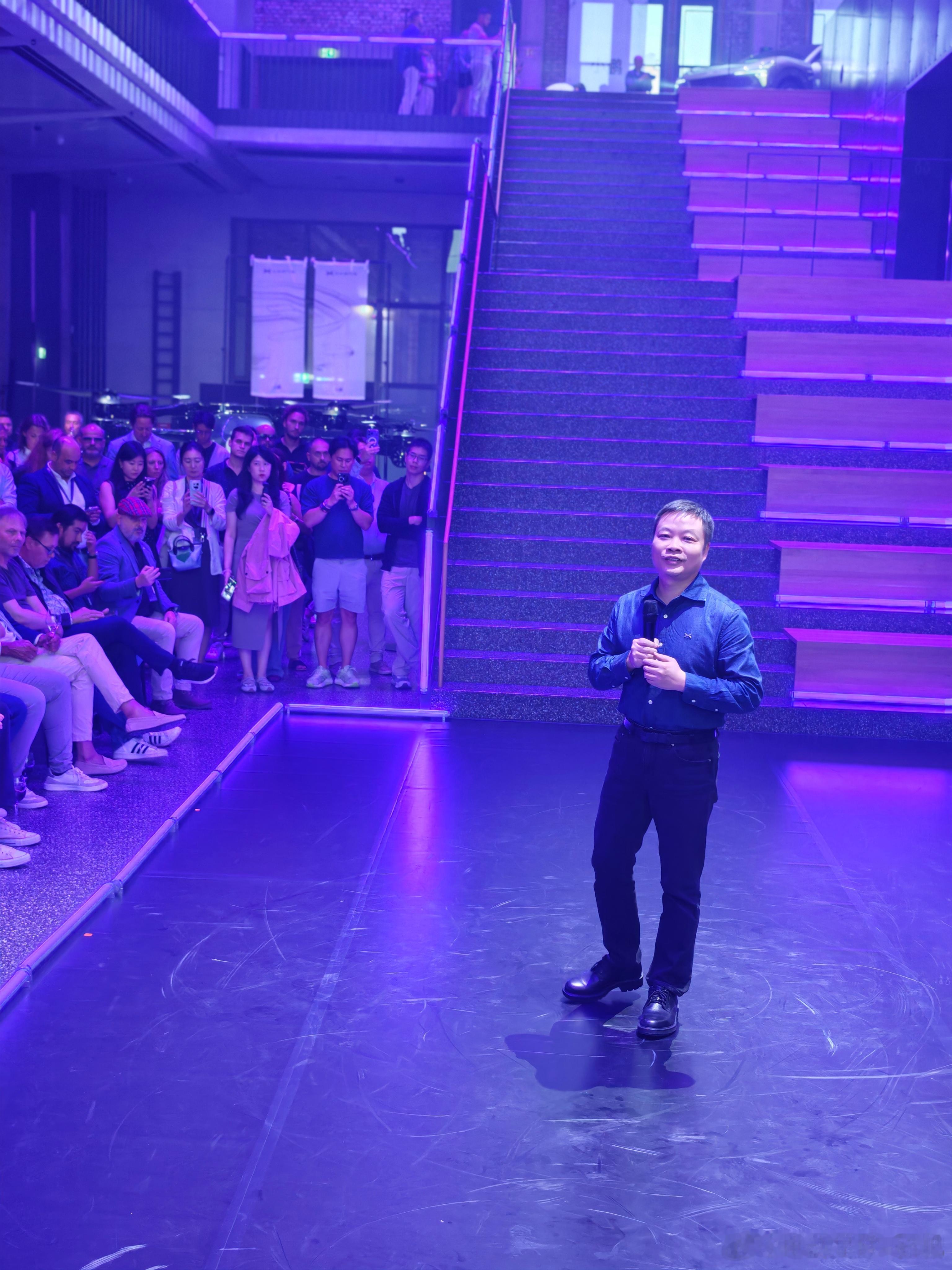 何小鹏的第一次欧洲全英演讲，同时也是小鹏海外团队集体亮相。演讲主要解释清楚两件事