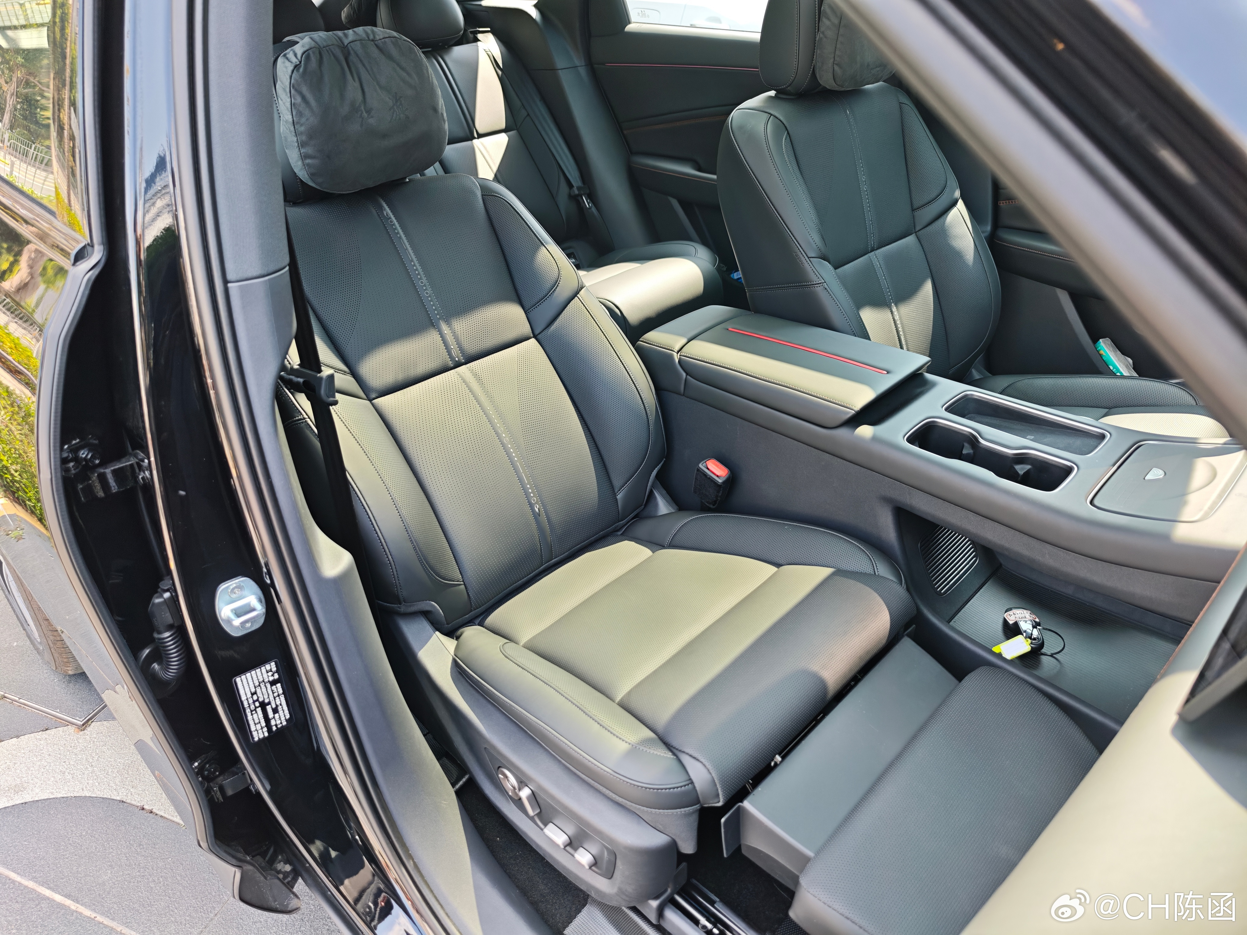 今天开了一下红旗HS6PHEV，没想到还挺好的。底盘、转向、隔音都符合20万价