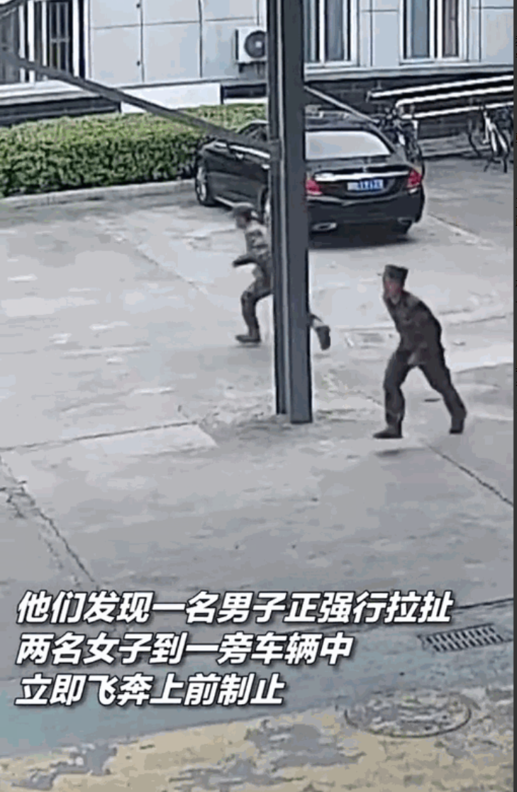 “太吓人了！”浙江金华，2名女子正在街道上行走，突然一陌生男子快速靠近，抓住二人