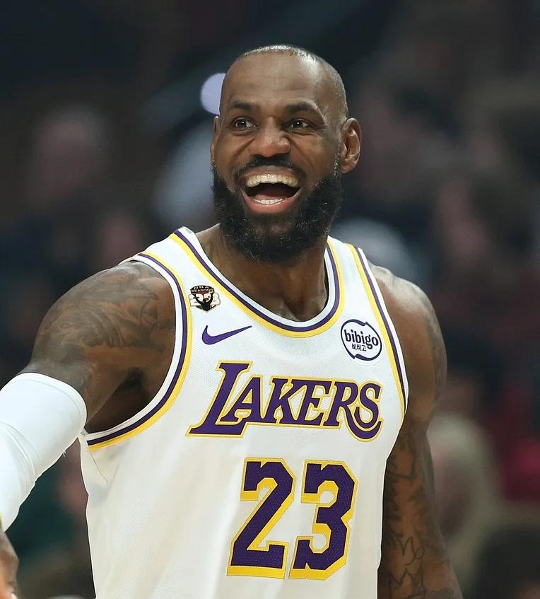 2026年以来湖人队内累计正负值：1、詹姆斯：+382、艾顿：+313、斯