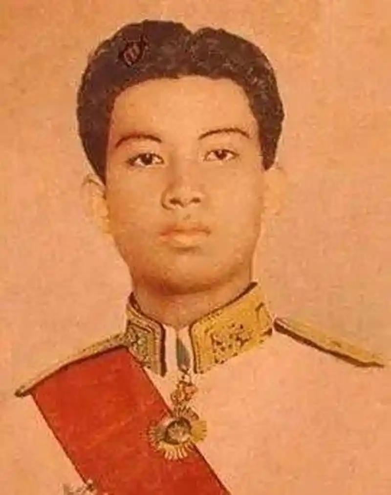 1941年，法国殖民者挑了个软柿子，18岁的西哈努克稀里糊涂被推上王位。1941