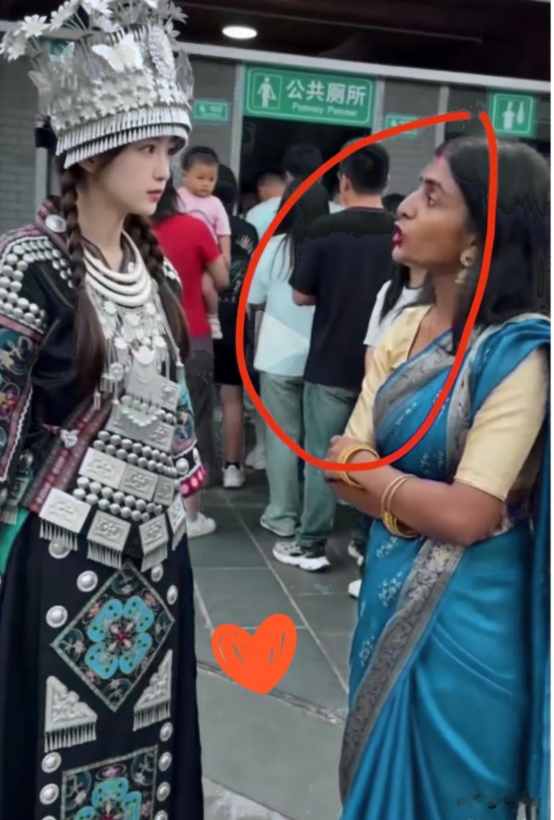 在印度我们从来不用排队，一名印度女子在中国上厕所，真让我开了眼。当时景区厕