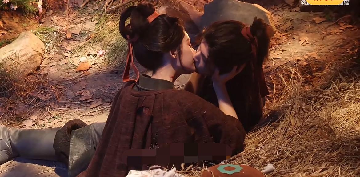 张凌赫和林允在《归鸾》里的，那场雪中喂药吻，真把不少网友看得入了迷。20