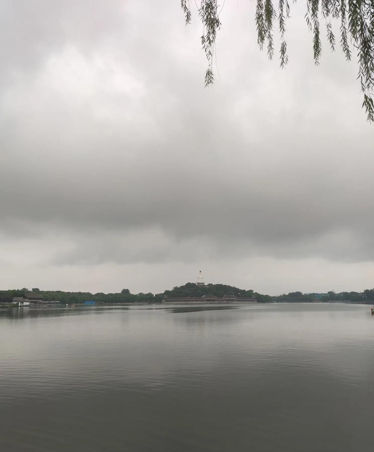 北京今天中雨转小雨，最高温度只有13℃！北京降雨持续，体感阴冷。今天白天全市有