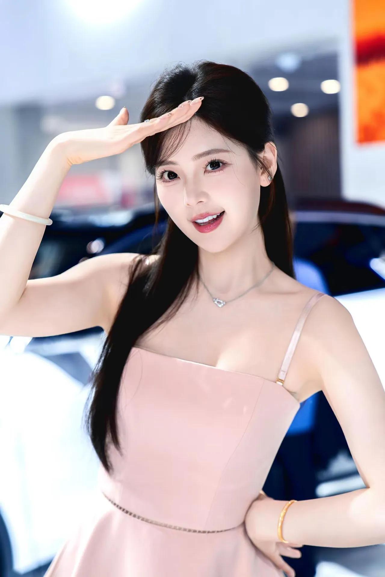 甜美少女在车展上打卡，粉裙配微笑，谁是最美车模？💖🚗✨车模人像照片车模写真