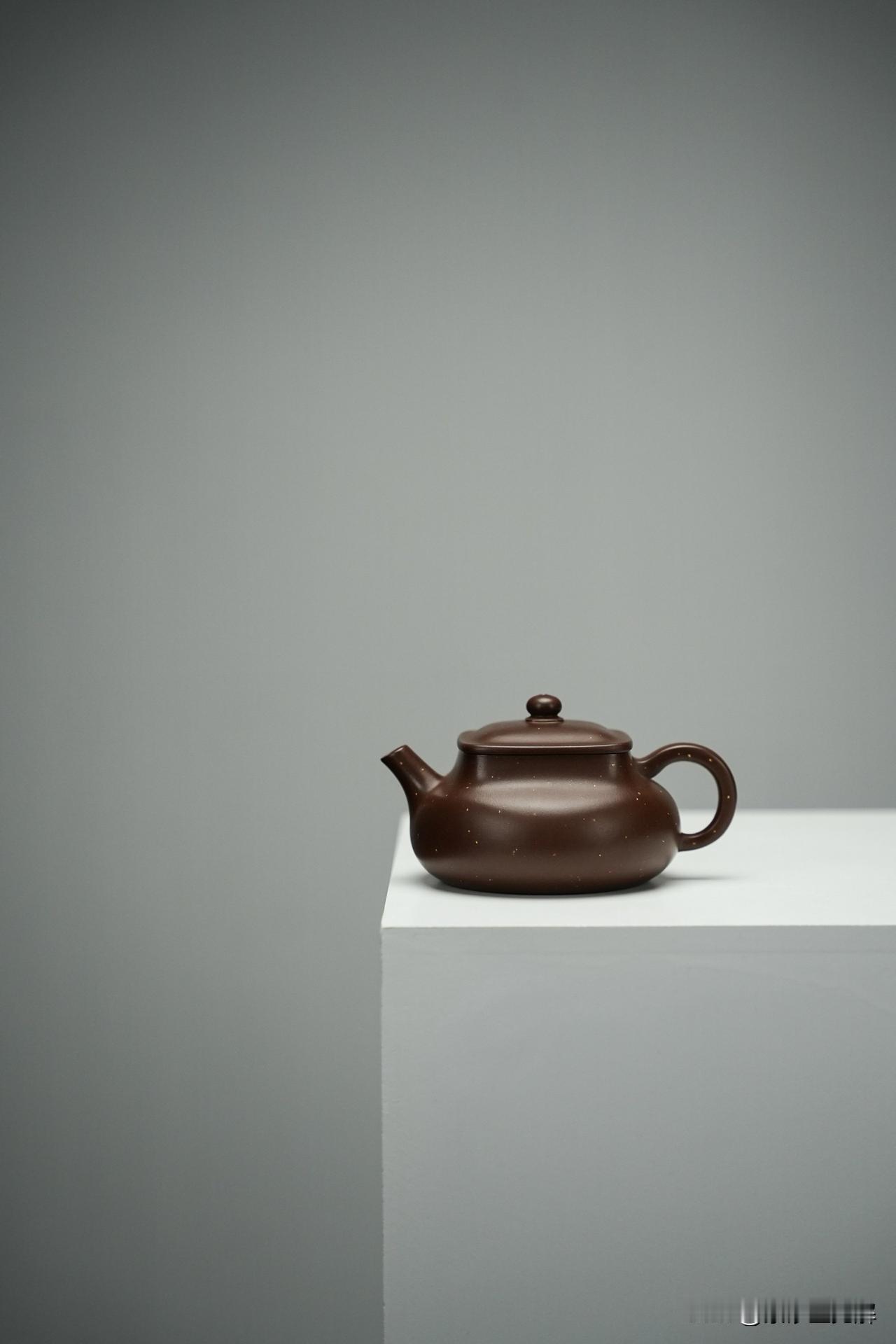 泡茶之前先冲淋热水泡茶之前，宜先用热水冲淋茶壶内外，可兼具去霉、消毒与暖壶三种功