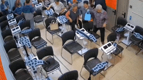 大妈们听课领鸡蛋，每天乐此不彼，大妈们吃鸡蛋是不用买了，我也感觉主办方真的挣钱吗