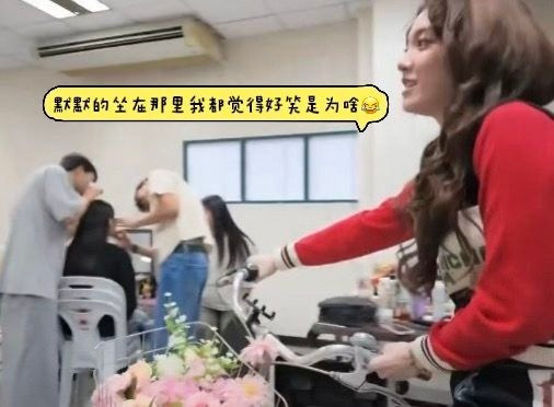 一个坐着三张椅子一个在屋里骑自行车家产就是这样抽象且潇洒
